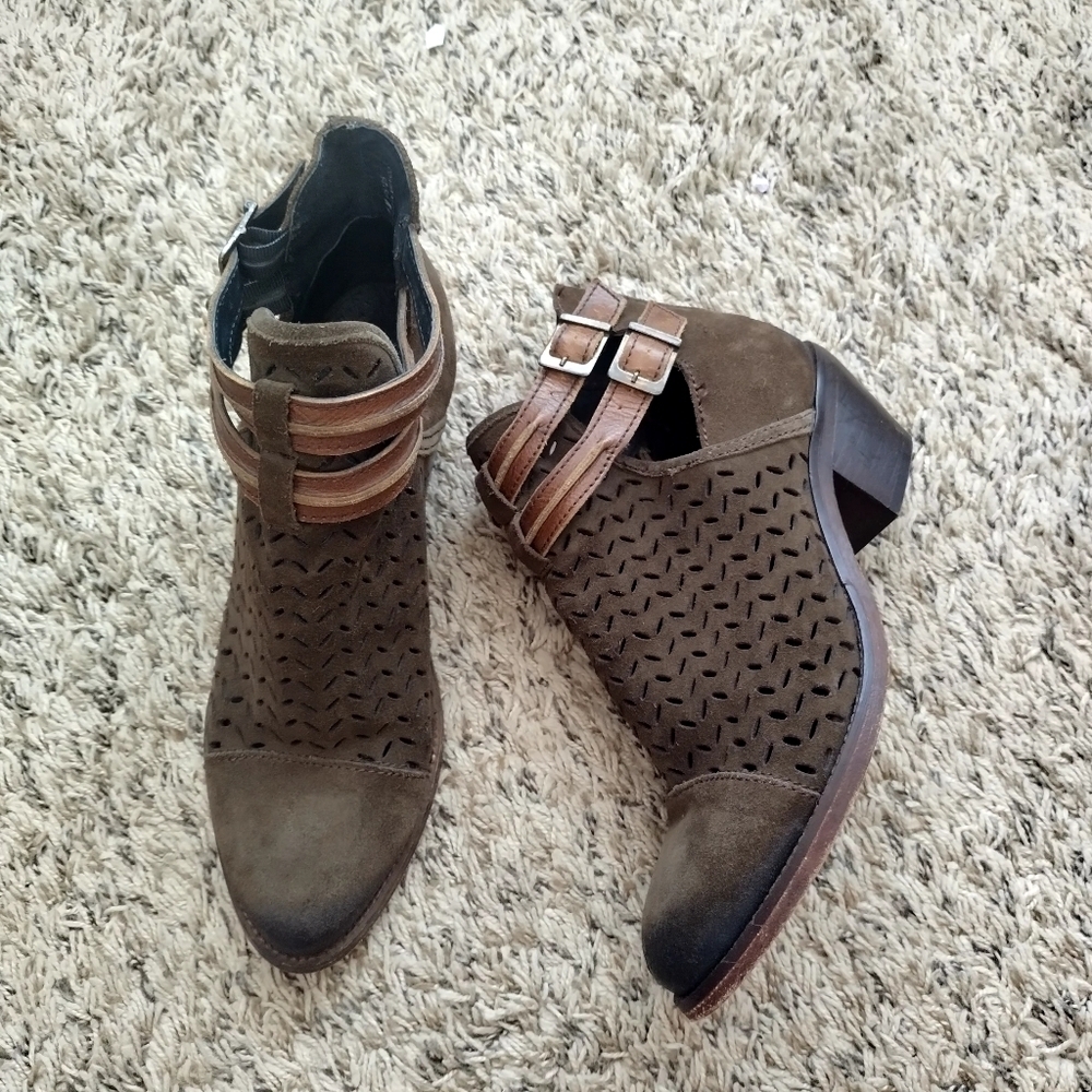 Circle G Ladies Olive Green Laser-Cut Suede Bootie sz 11